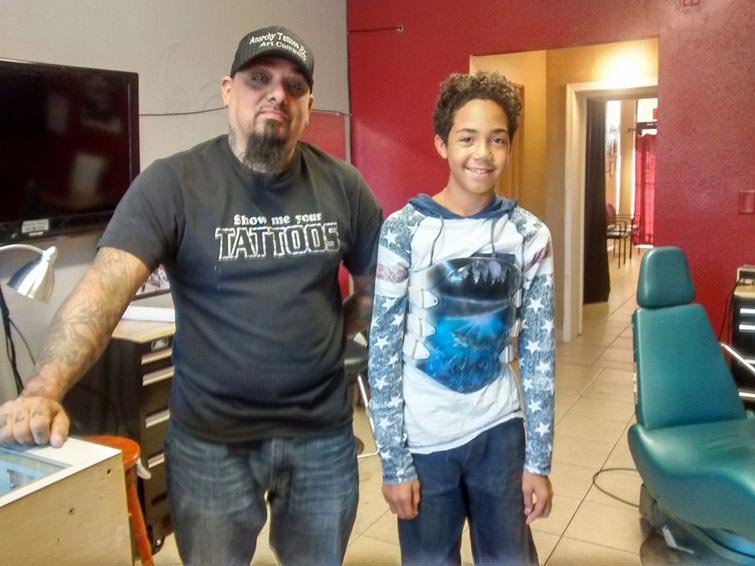 разукрасил ортопедический корсет, татуировщик аэрография медицинский корсет