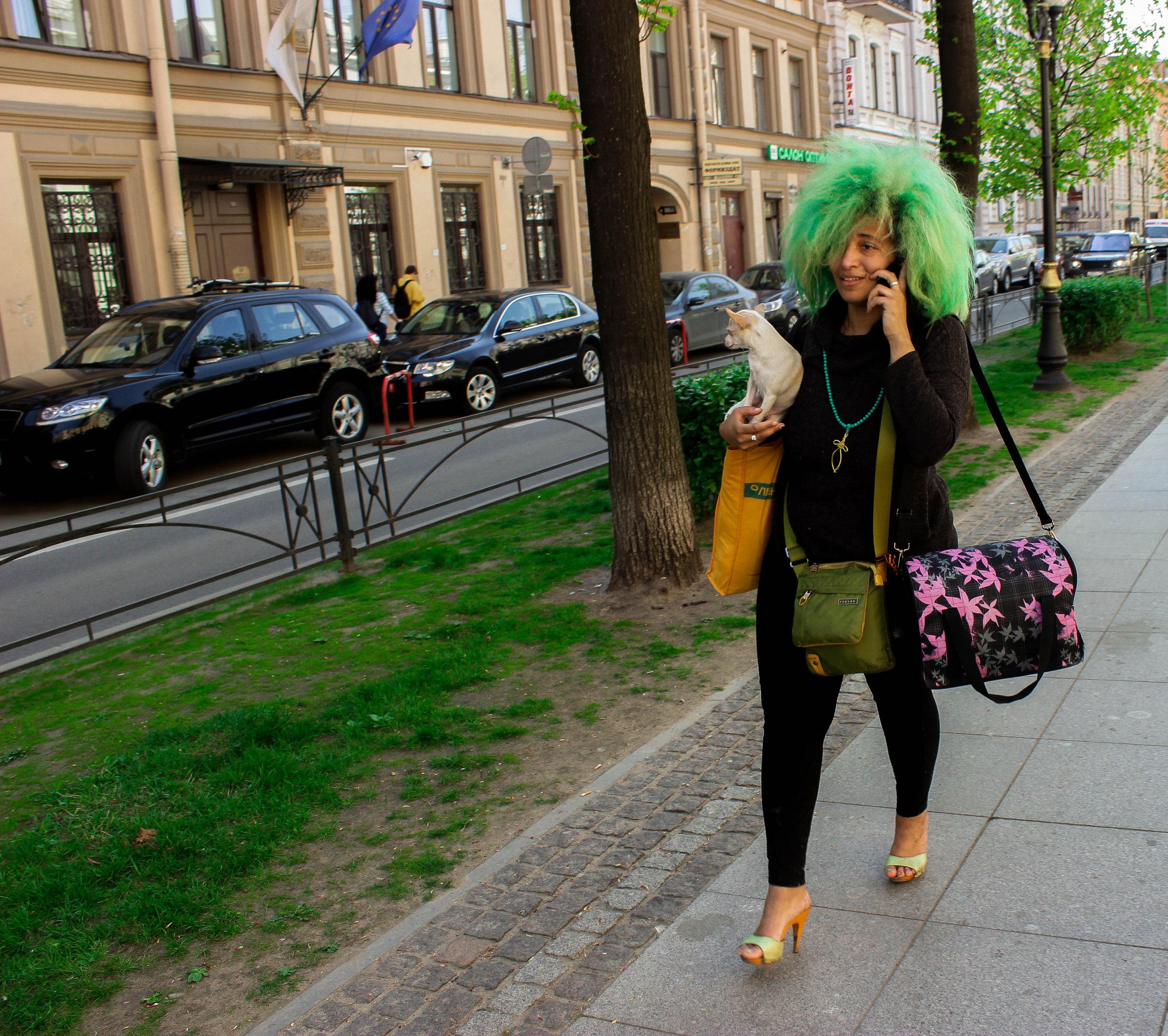 Как одеваться в питере в апреле. Уличная мода Санкт-Петербурга. Необычно одетые люди. Стиль городская сумасшедшая. Модные люди на улицах.