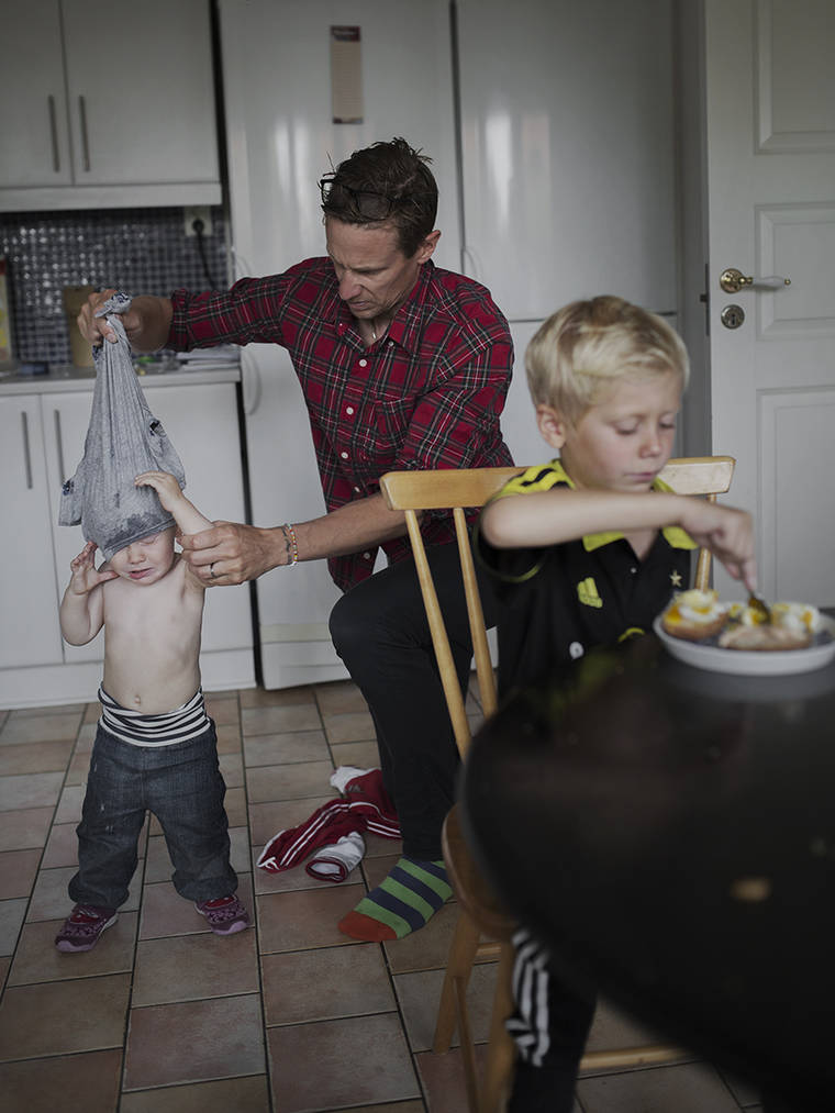 Тяжёлые будни шведских пап, взявших самый щедрый в мире отпуск по беременности и родам шведские папы, Йохан Бавман, Johan Bävman, Swedish Dads