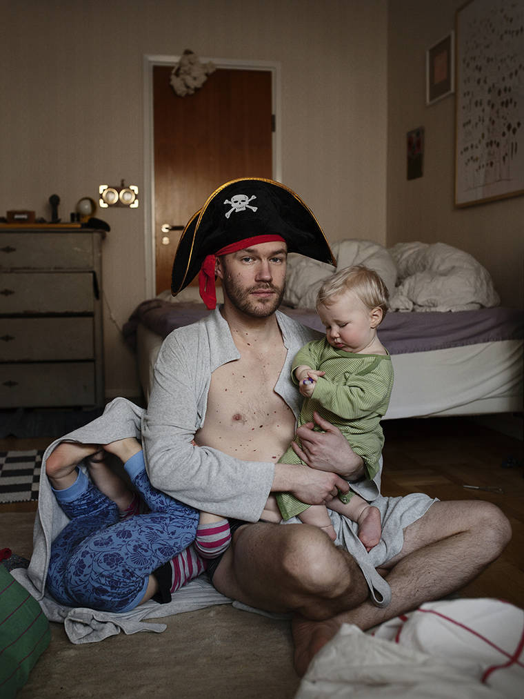 Тяжёлые будни шведских пап, взявших самый щедрый в мире отпуск по беременности и родам шведские папы, Йохан Бавман, Johan Bävman, Swedish Dads