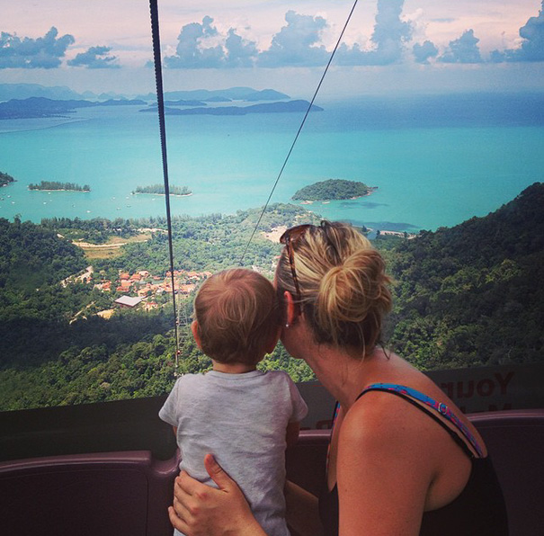 Годовалый малыш путешествует со своими родителями по всему миру