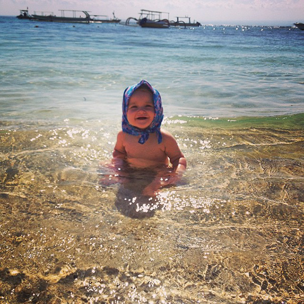 Годовалый малыш путешествует со своими родителями по всему миру