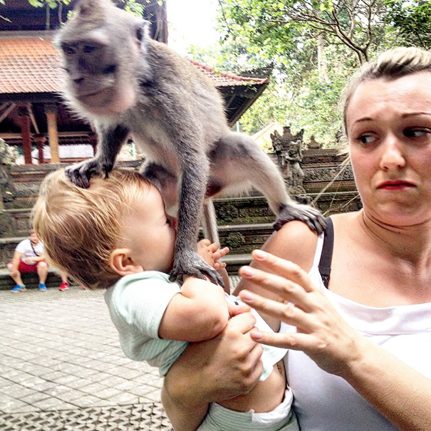 Годовалый малыш путешествует со своими родителями по всему миру