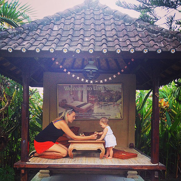 Годовалый малыш путешествует со своими родителями по всему миру