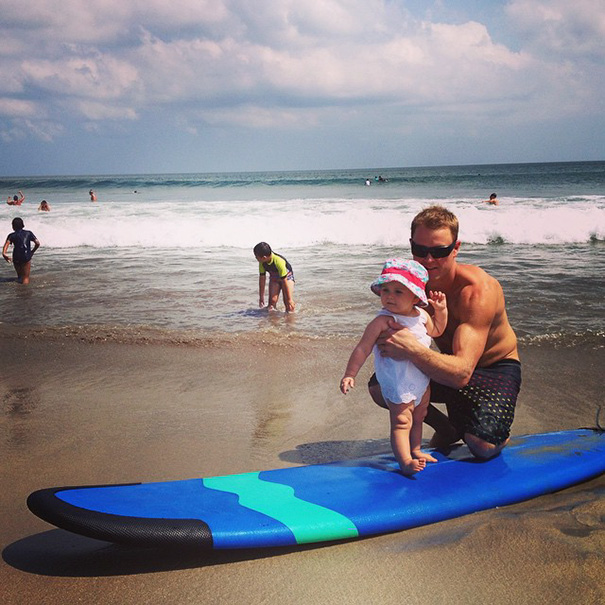 Годовалый малыш путешествует со своими родителями по всему миру