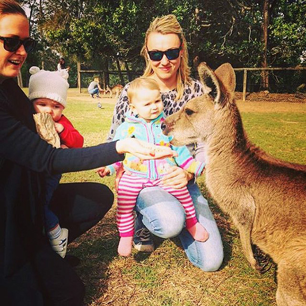 Годовалый малыш путешествует со своими родителями по всему миру