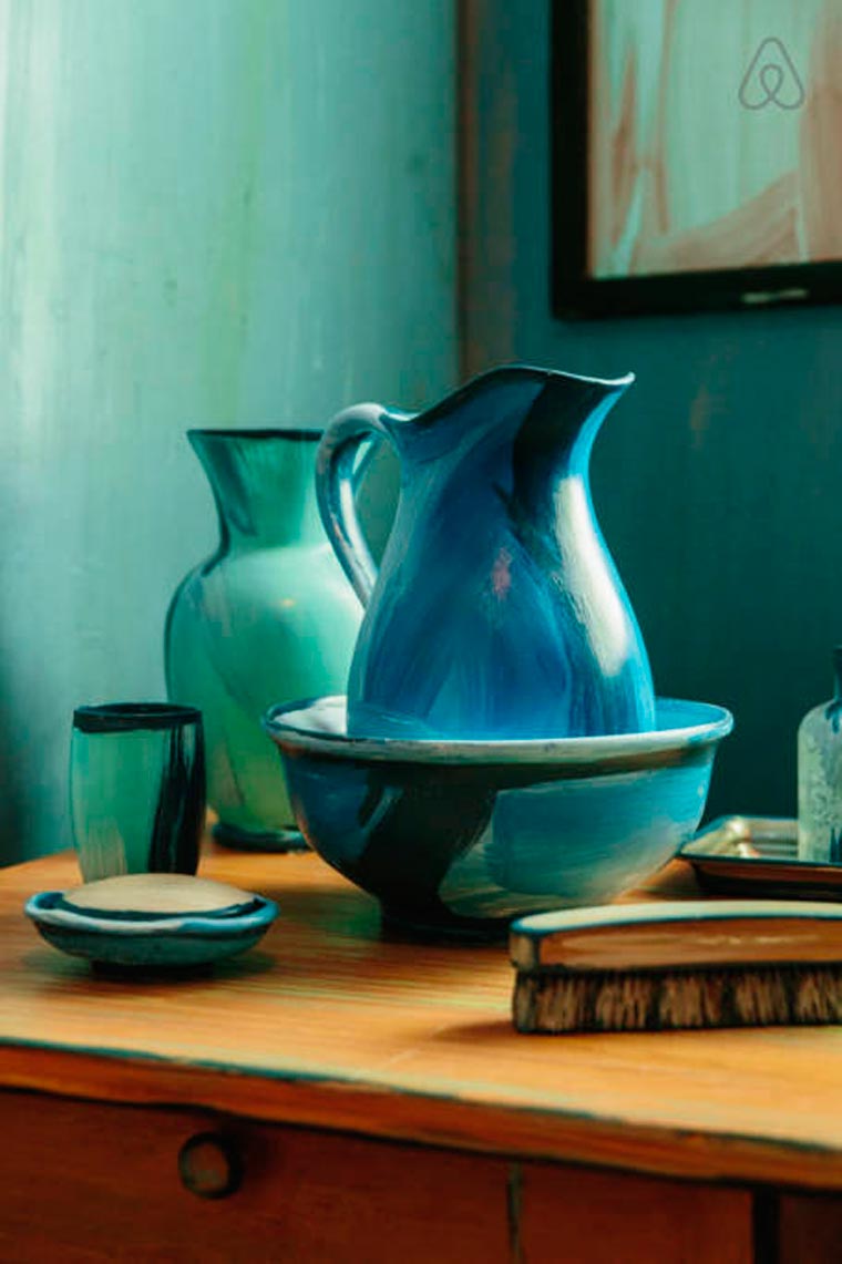 поспать в картине Ван Гога, воссозданная комната Ван Гога, картина Ван Гога воссозданная комната, Спальня в Арле реальная комната