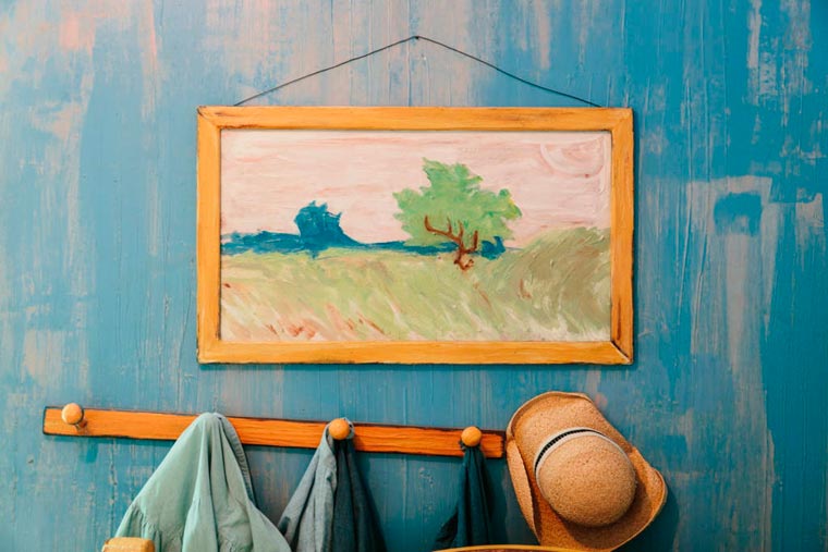 поспать в картине Ван Гога, воссозданная комната Ван Гога, картина Ван Гога воссозданная комната, Спальня в Арле реальная комната