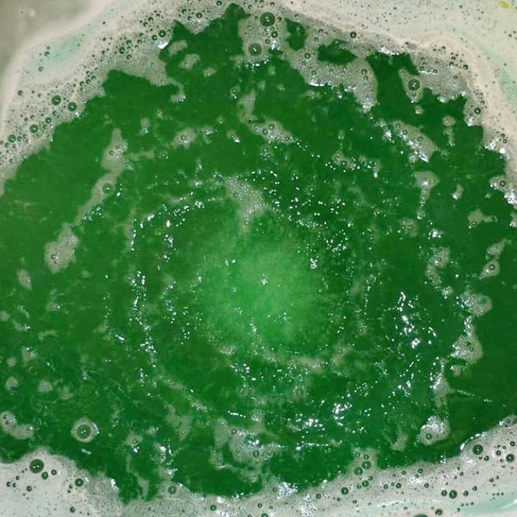 чёрная бомба для ванн, бомба для ванн чёрная вода, черный цвет бомба для ванн