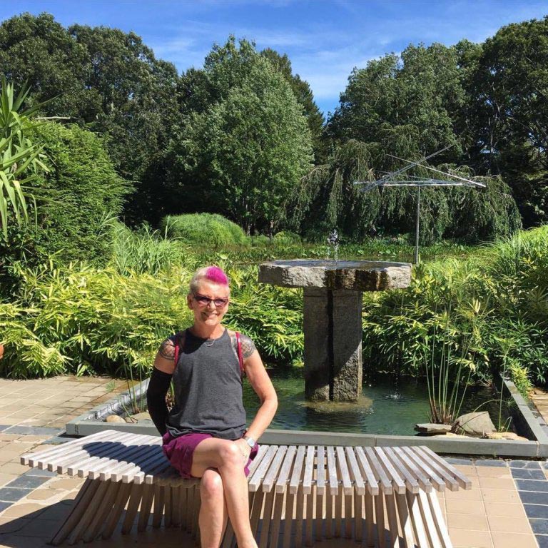 Женщина перекрыла шрамы от мастэктомии татуировкой, превратив их в произведение искусства перекрыла татуировокй шрамы от мастэктомии, татуировка вместо шрамов от мастэктомии