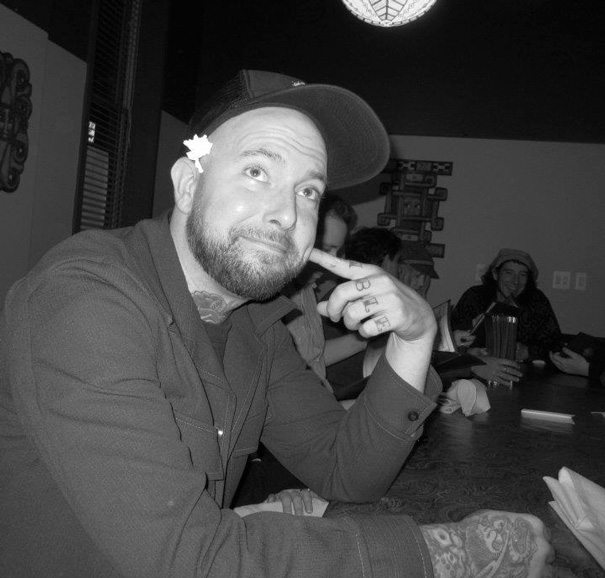 Татуировщик бесплатно перекрывает шрамы жертвам насилия, Брайан Финн, Brian Finn