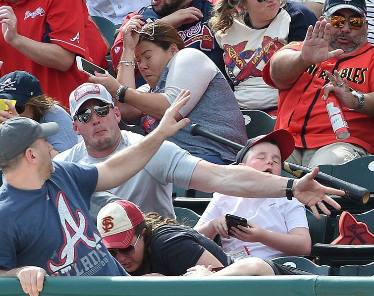 спас мальчика от удара битой, бита вылетела мальчик, протянул руку спас мальчика от быты