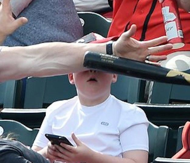 спас мальчика от удара битой, бита вылетела мальчик, протянул руку спас мальчика от быты