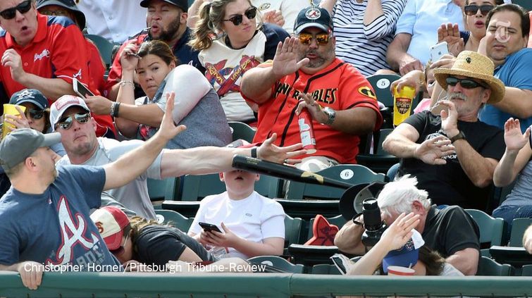 спас мальчика от удара битой, бита вылетела мальчик, протянул руку спас мальчика от быты