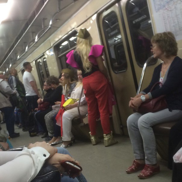 мода петербургского метро, мода метро, модники в транспорте, странные пассажиры метро 