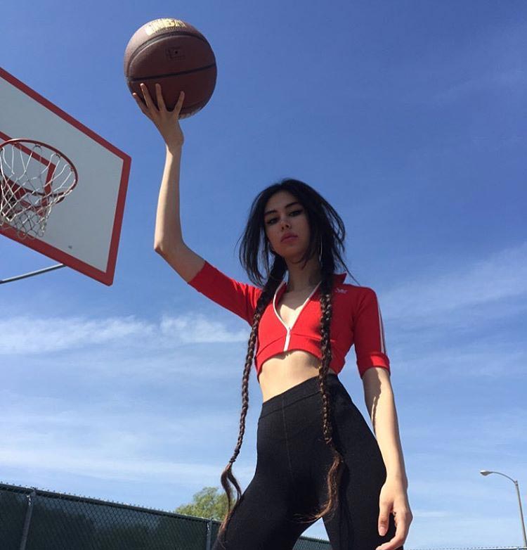 фолосы вместо футболки, Сара Бейджи, Sara Beygi, Madame Kush, девушка с длинными волосами