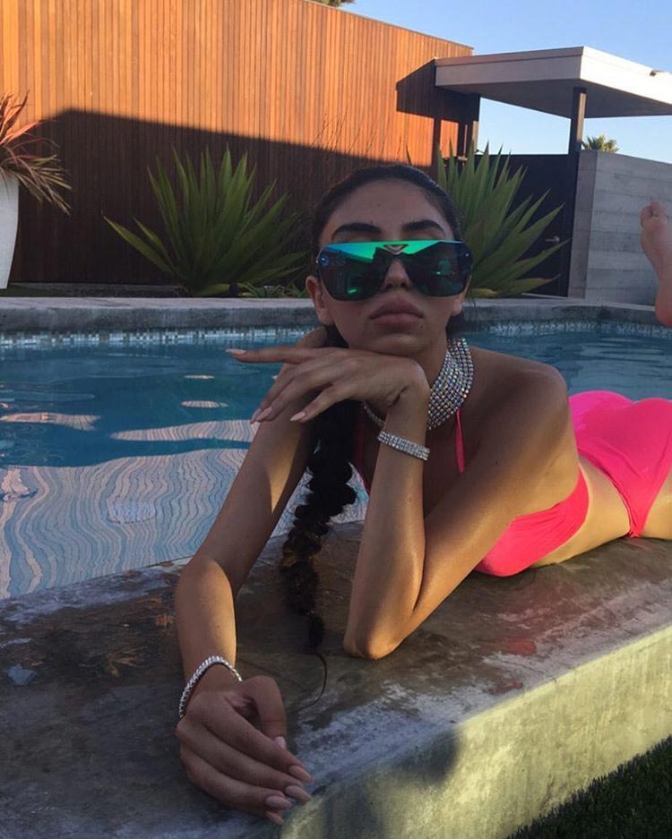 фолосы вместо футболки, Сара Бейджи, Sara Beygi, Madame Kush, девушка с длинными волосами