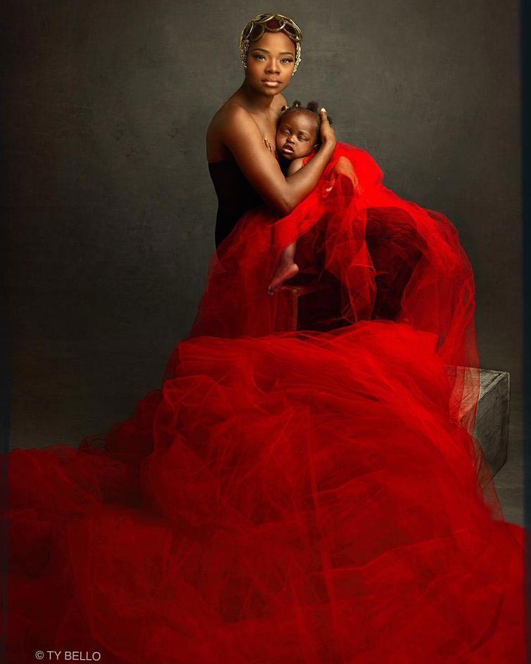 Продавщица хлеба заключила модельный контракт, случайно попав в кадр Оладжумоук Орисагуна, Olajumoke Orisaguna, Тай Белло, Ty Bello, продавщица хлеба модельный контракт