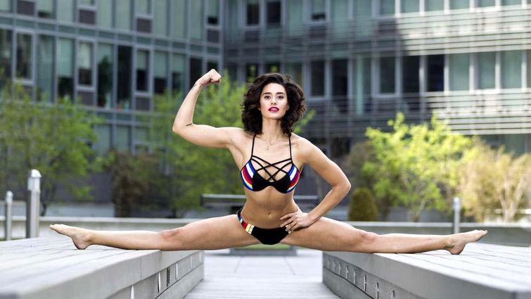 Бьянка Бри Ван Дамм, Жан-Клод Ван Дамм, дочь Жан-Клода Ван Дамм, дочь Жан-Клода Ван Дамма повторила трюк, Бьянка Бри Ван Дамм села на шпагат