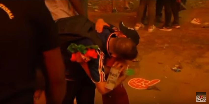 мальчик болельщик Португалии обнял француза, мальчик обнял болельщика команды Франции, мальчик обнял болельщика Чемпионат Европы 2016