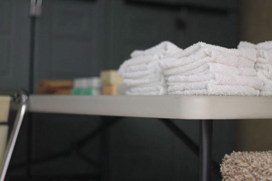 Мужчина превратил старый грузовик в душ для бездомных, чтобы вернуть им достоинство, ну и ещё отмыть превратил грузовик в душ на колесах, грузовик душ для бездомных, Джейк Остин, Jake Austin