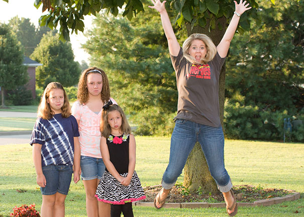 Родители празднуют возвращение детей в школу, снова в школу