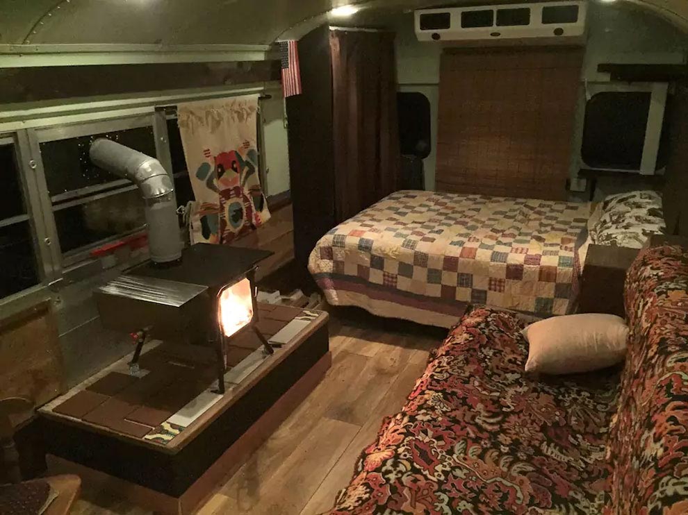 дом на колесах из школьного автобуса, внутри дома на колесах