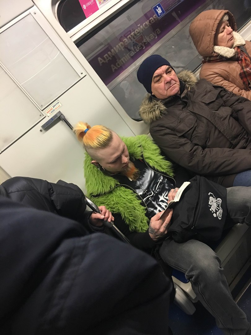 мода петербургского метро, мода метро, модники в транспорте, странные пассажиры метро 