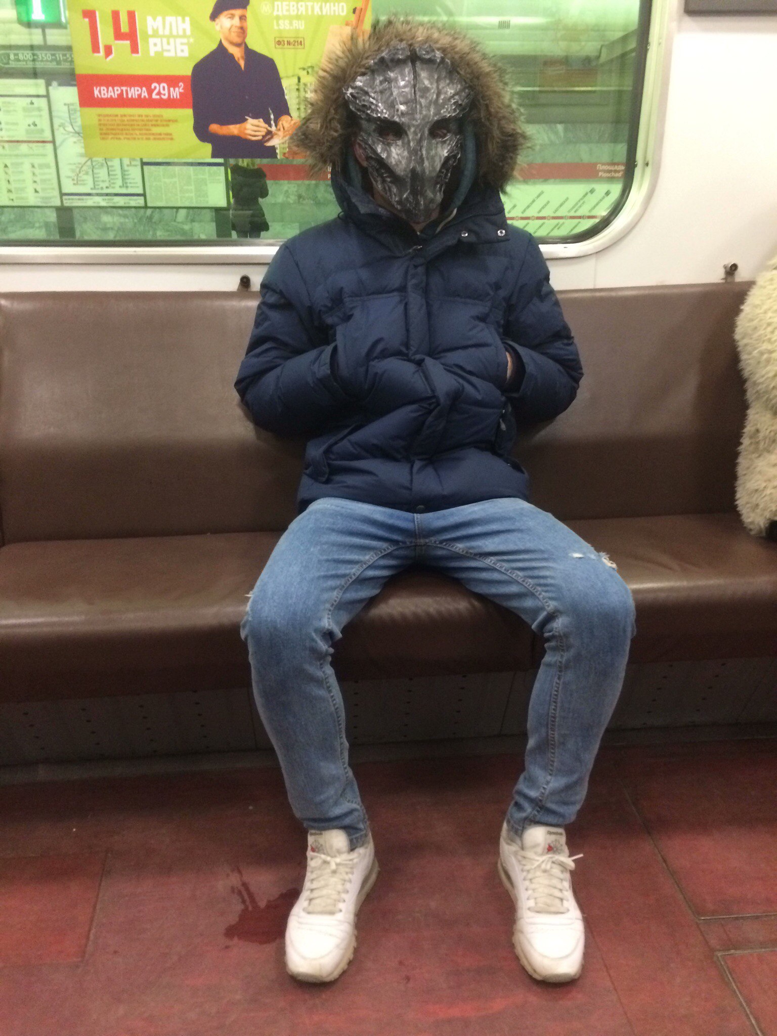 Странный человек кратко. Модники в метро. Модники России. Странные люди в России.