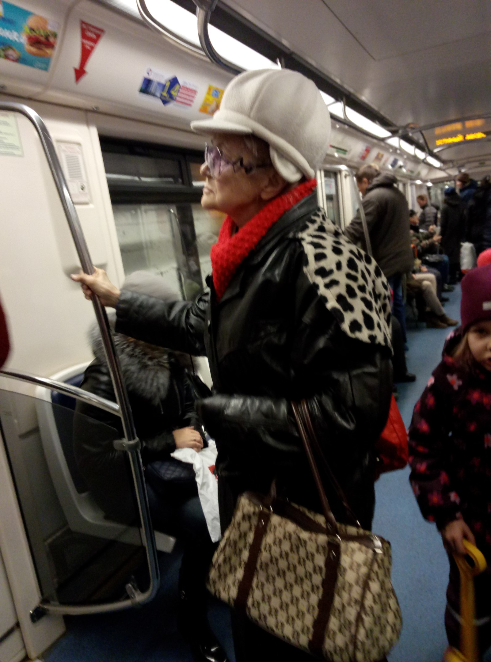 мода петербургского метро, мода метро, модники в транспорте, странные пассажиры метро 