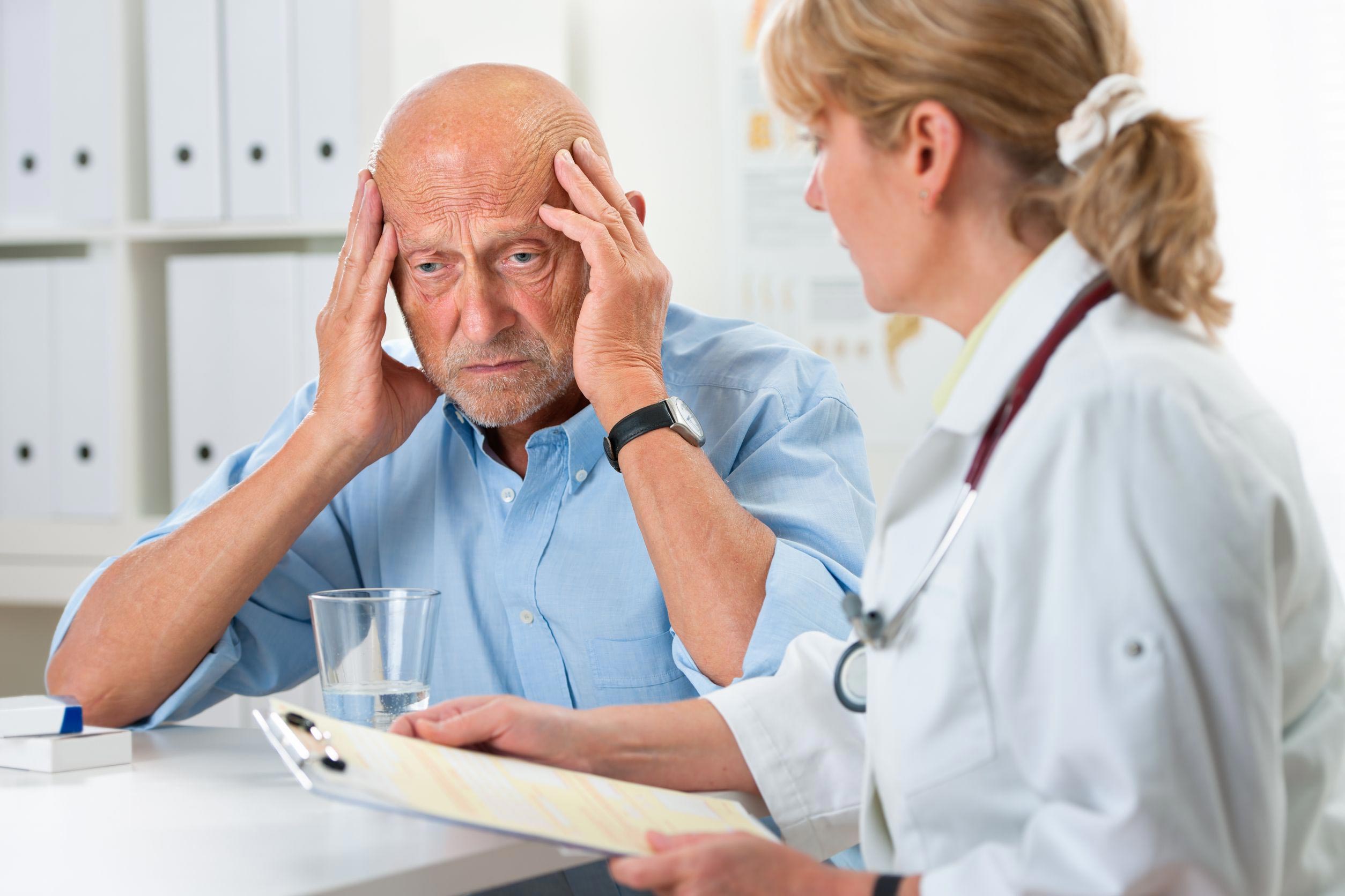 Болезнь альцгеймера врач. Проблемы со здоровьем. Врач и пациент. Деменция.