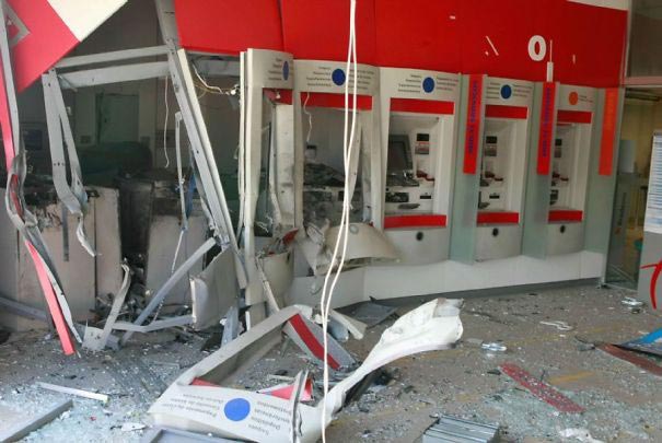 снимает деньги с банкомата в Таиланде, снятие денег с банкомата мем, как люди в разных странах снимают деньги с банкоматов