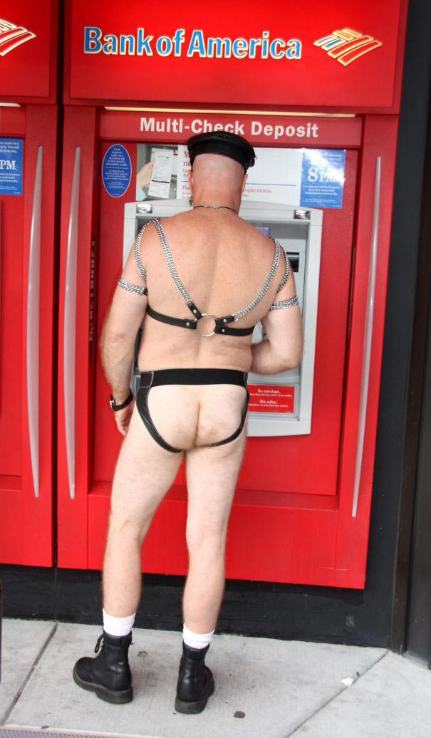 снимает деньги с банкомата в Таиланде, снятие денег с банкомата мем, как люди в разных странах снимают деньги с банкоматов