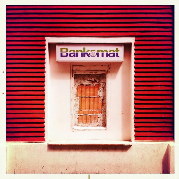 снимает деньги с банкомата в Таиланде, снятие денег с банкомата мем, как люди в разных странах снимают деньги с банкоматов