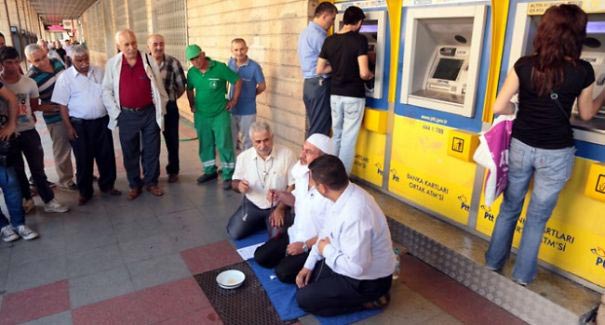 снимает деньги с банкомата в Таиланде, снятие денег с банкомата мем, как люди в разных странах снимают деньги с банкоматов