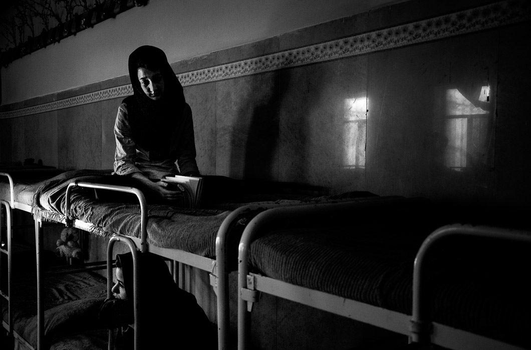 Фотограф снимает малолетних преступниц, ожидающих смертной казни в иранской тюрьме Ожидая последнего наказания, иранский фотограф снимает малолетних преступниц, Садех Сури