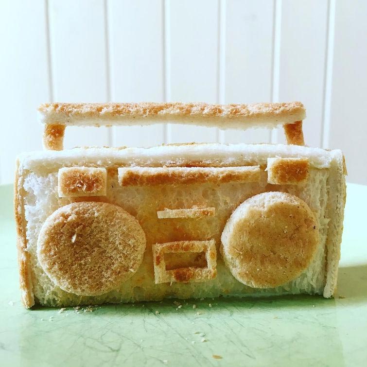 Папа создаёт умопомрачительные скульптуры из тостов для своей дочери с пищевой аллергией скульптуры из тостов, папа делает фигуры из тостов, скульптуры из тостов для дочери с пищевой аллергией