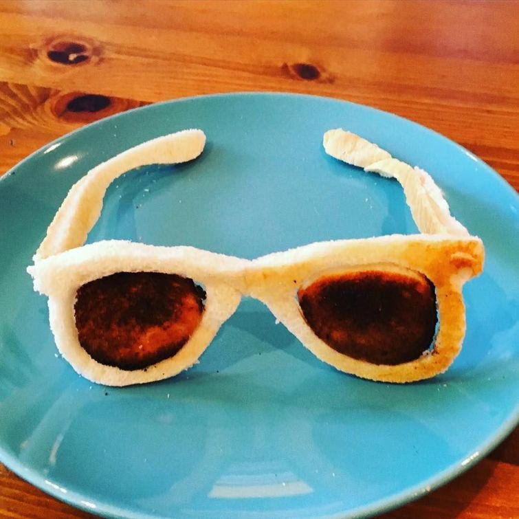 Папа создаёт умопомрачительные скульптуры из тостов для своей дочери с пищевой аллергией скульптуры из тостов, папа делает фигуры из тостов, скульптуры из тостов для дочери с пищевой аллергией