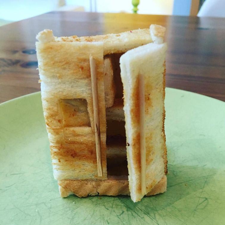 Папа создаёт умопомрачительные скульптуры из тостов для своей дочери с пищевой аллергией скульптуры из тостов, папа делает фигуры из тостов, скульптуры из тостов для дочери с пищевой аллергией