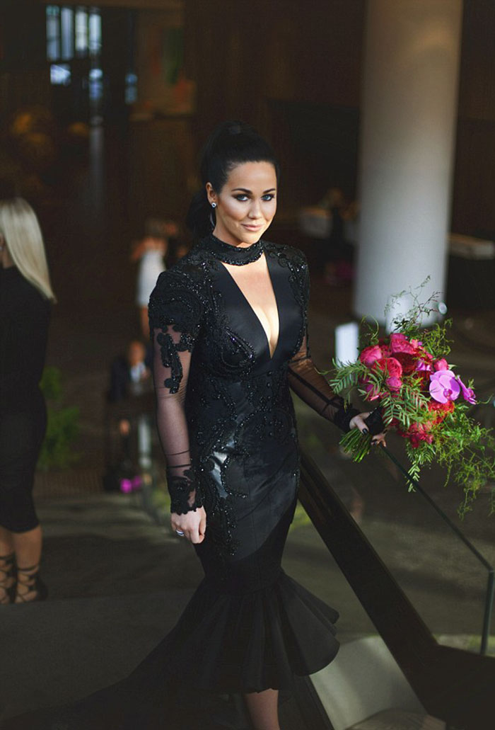 чёрное свадебное платье, невеста пошла под венец в чёрном платье