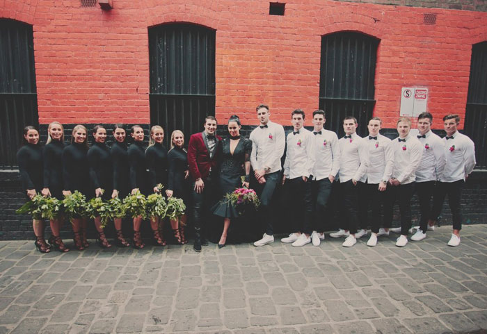 чёрное свадебное платье, невеста пошла под венец в чёрном платье