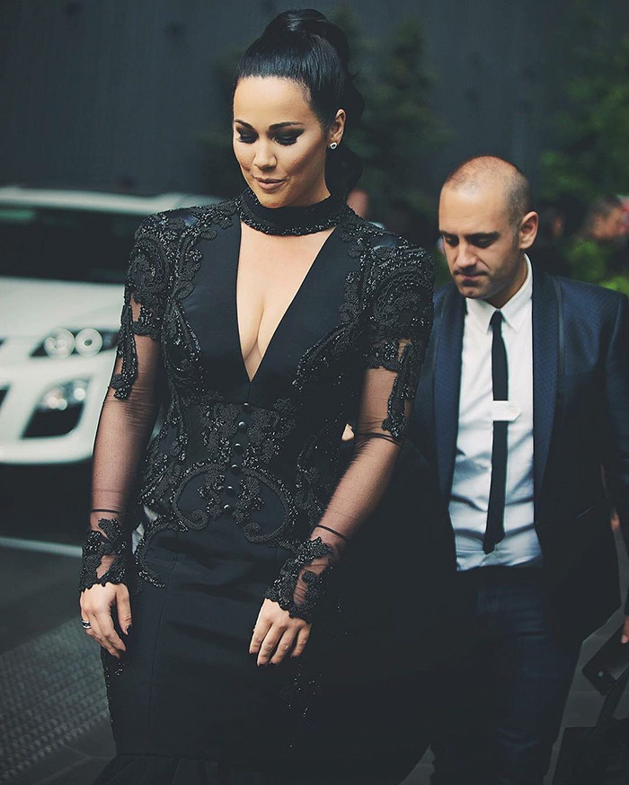 чёрное свадебное платье, невеста пошла под венец в чёрном платье