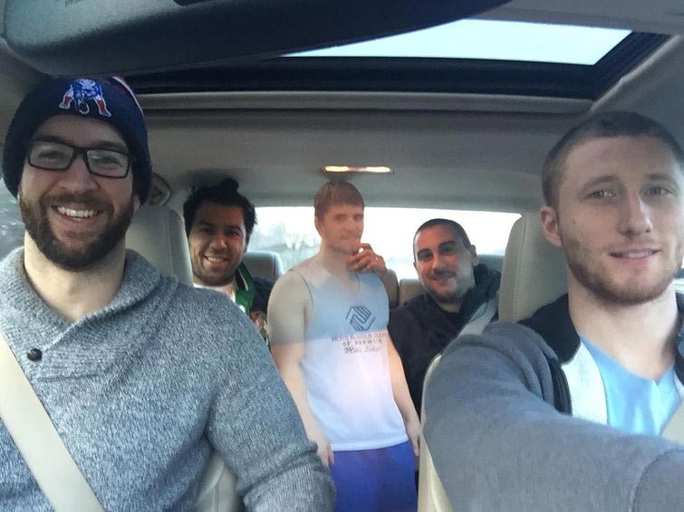 не отпустила невеста взяли картонную копию, друзья взяли в поездку картонную копию друга, картонный Кевин,