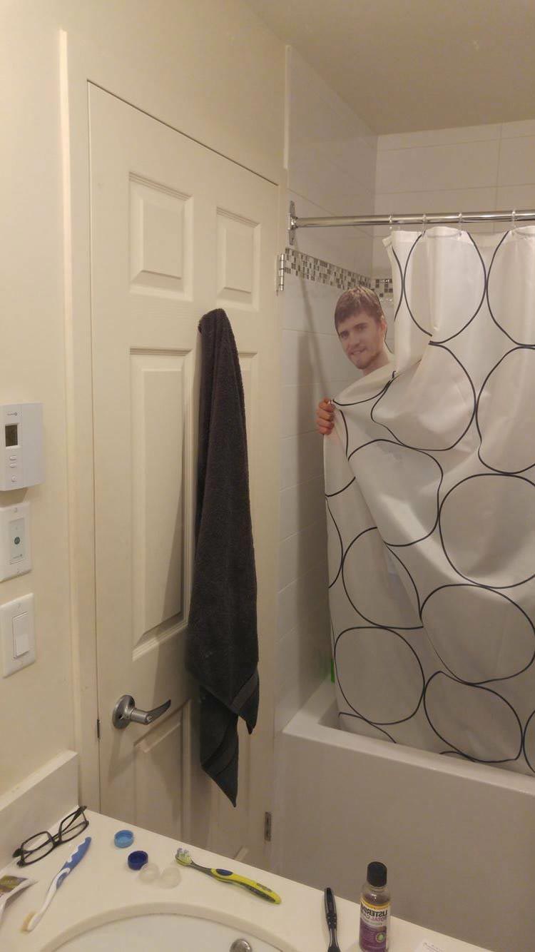 не отпустила невеста взяли картонную копию, друзья взяли в поездку картонную копию друга, картонный Кевин,