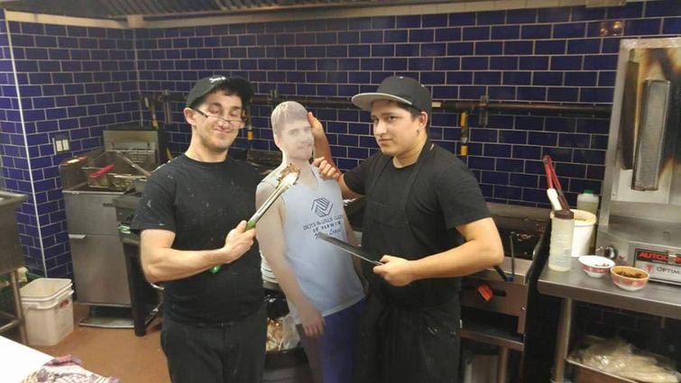 не отпустила невеста взяли картонную копию, друзья взяли в поездку картонную копию друга, картонный Кевин,