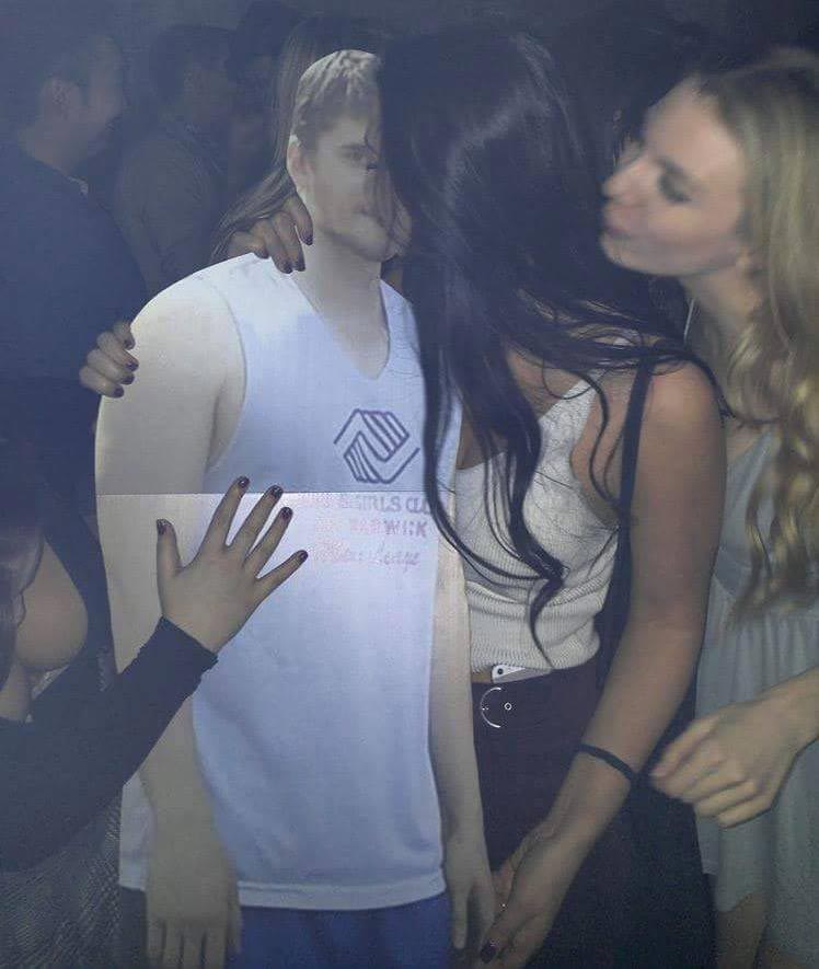 не отпустила невеста взяли картонную копию, друзья взяли в поездку картонную копию друга, картонный Кевин,