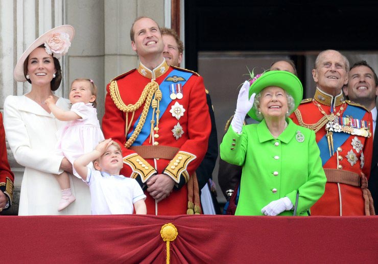 Елизавета II надела зёленый экран, зелёный наряд Елизаветы II, фото;абы наряд Елизаветы II