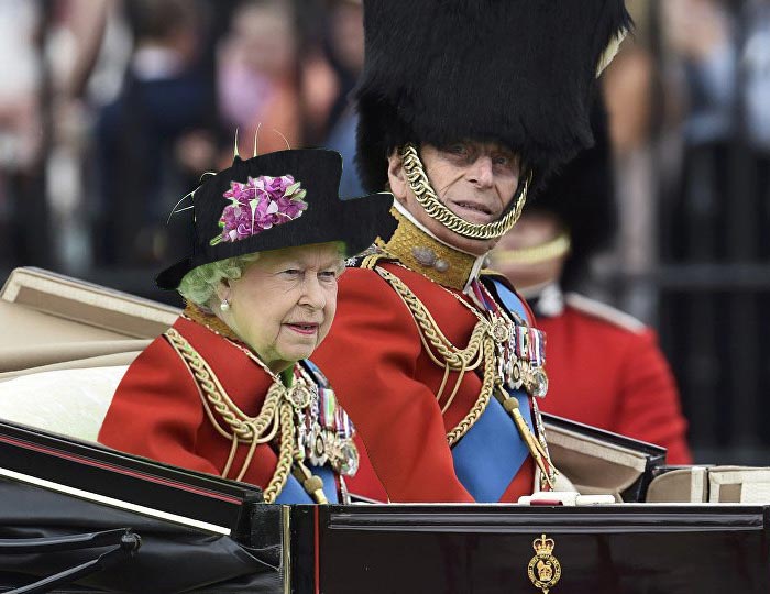 Елизавета II надела зёленый экран, зелёный наряд Елизаветы II, фото;абы наряд Елизаветы II