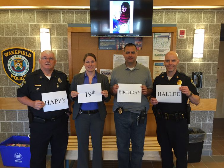 Эта душераздирающая фотография заставила тысячи людей поддержать девочку с аутизмом на день рождения никто не пришёл, день рождения девочки аутистки, девушка с аутизмом день рождения