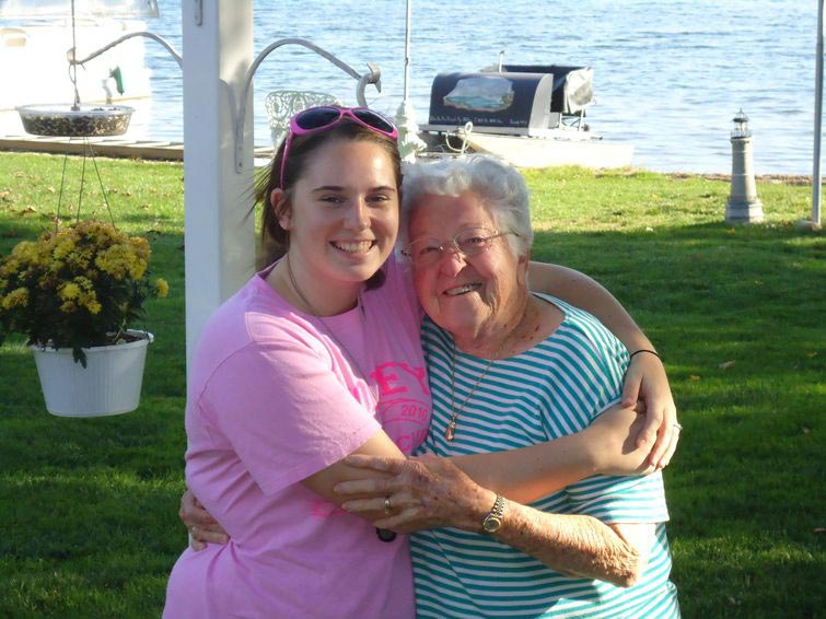 95-летняя бабушка отпраздновала день рождения, выпрыгнув из самолёта прыгнула с парашютом на день рождения,95-летняя бабушка прыгнула с парашютом